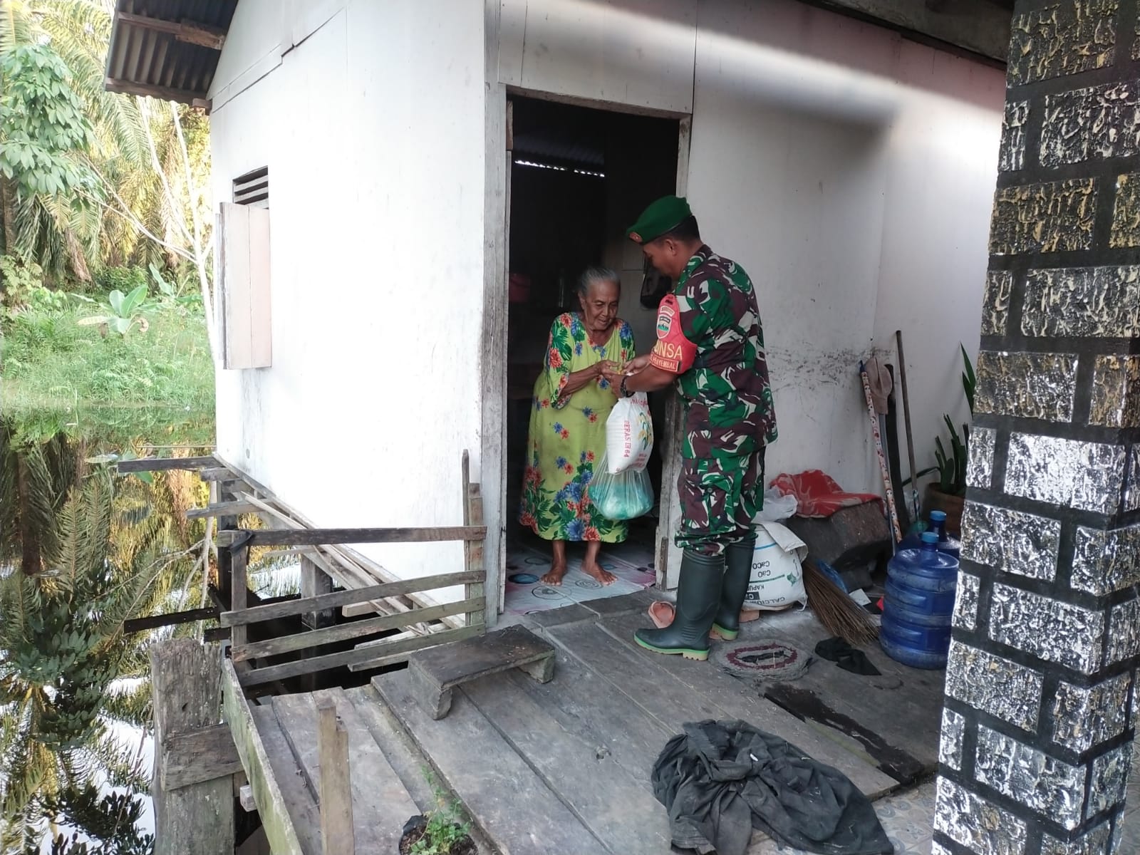 Serka Khorianto Laksanakan Babinsa Masuk Dapur