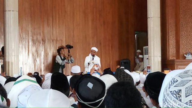 Ustaz Arifin Ilham Kembali Pimpin Zikir di Masjid Az-Zikra
