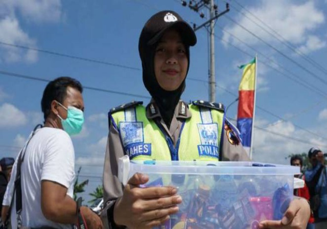 Aksi Polwan Cantik Mengasong Minuman untuk Pemudik