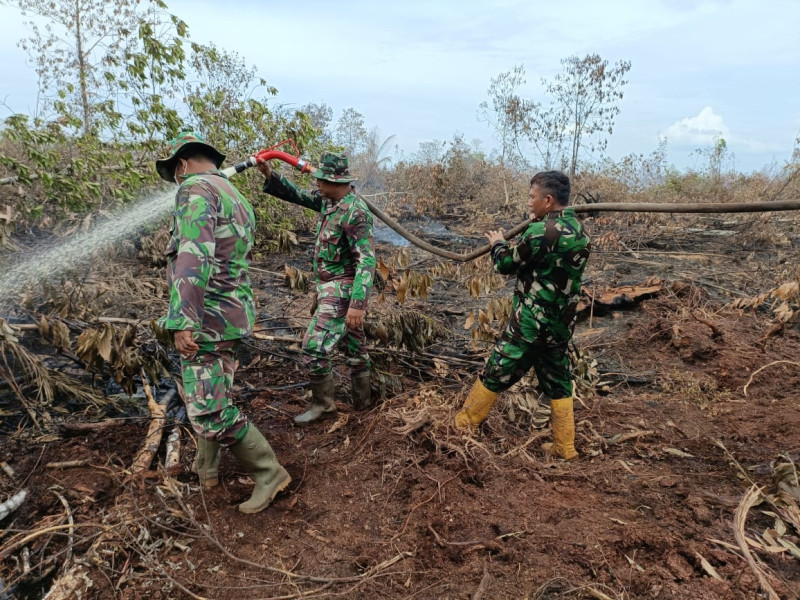 Kapten Inf Syuar Hendri Kembali Memimpin Pelaksanaan Pemadaman dan Pendinginan Hutan Lanjutan
