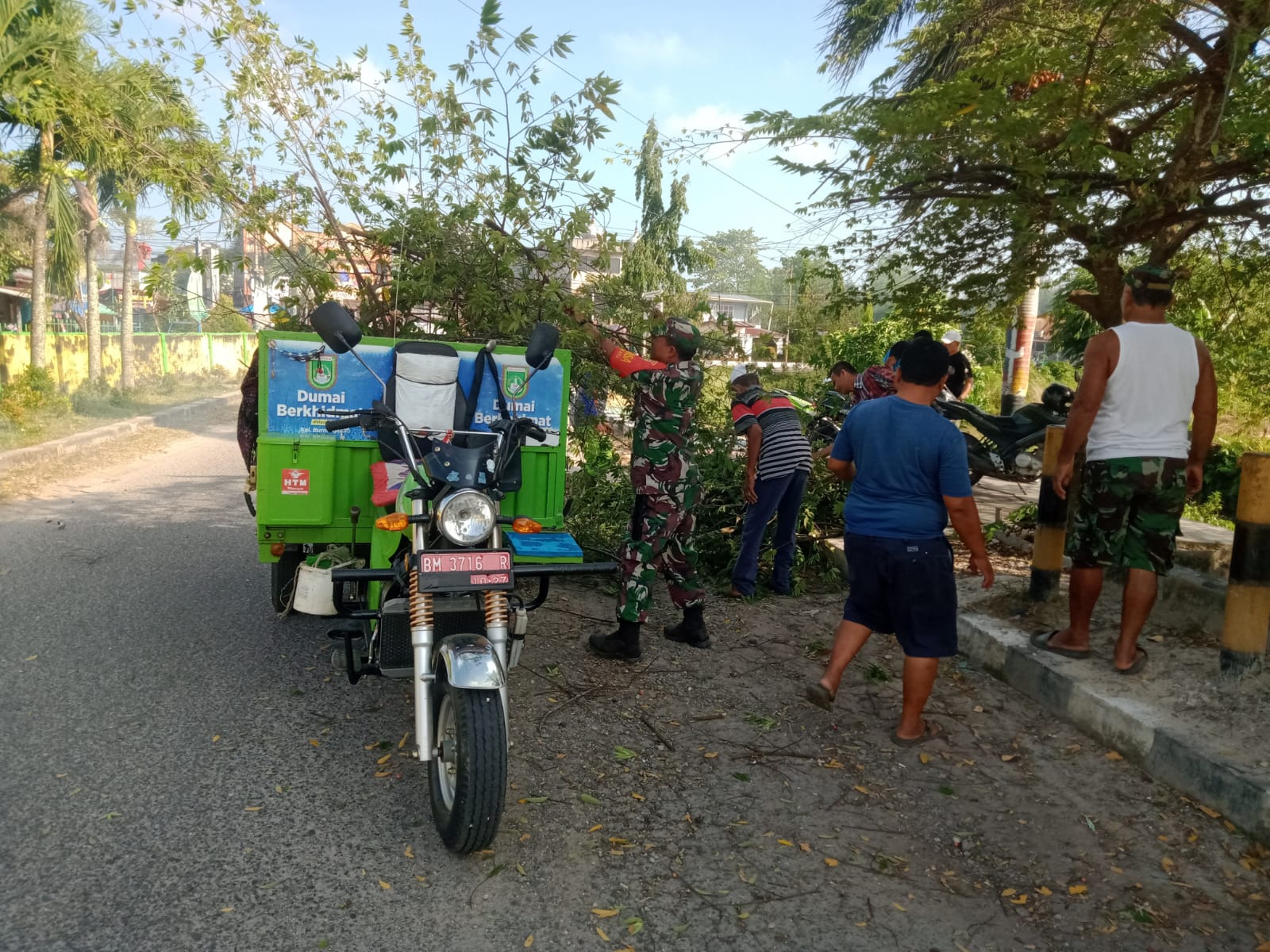 Serma Sukardi Laksanakan Gotong Royong Dengan Masyarakat
