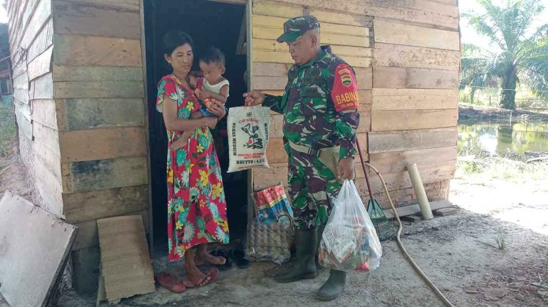 Sertu Sareh Salurkan Bantuan Sembako ke Masyarakat