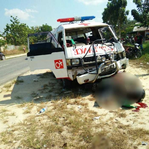 Kecelakaan Tragis di Jalur Lintas Pekanbaru-Bangkinang, Mobil Ambulance Hilang Kendali dan Seret Pem