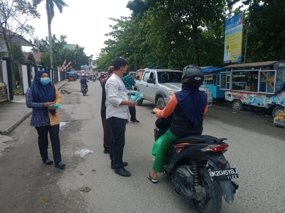 PPK, PPS dan Sekretariat Serta PKD Sirandorung Bagi Masker di Pasar Gelugur