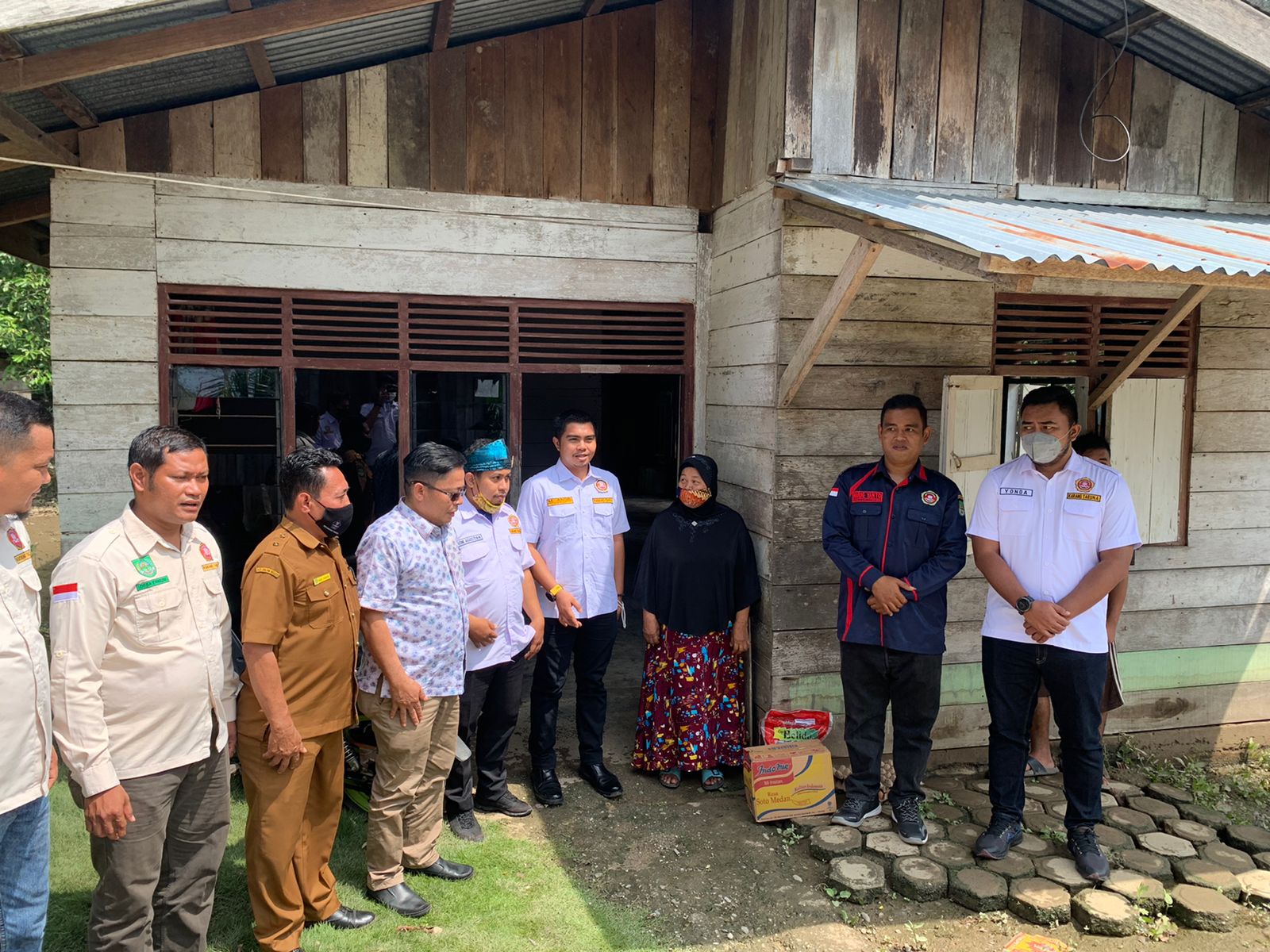 Momen Hari Kesetiakawanan Sosial, Karang Taruna Riau Beri Bantuan Korban Banjir di Rohul