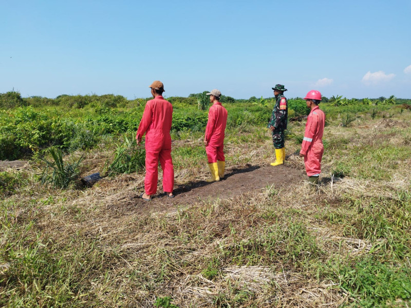 Babinsa Koramil 03 SS Serda Miftah Pantau Beberapa Wilayah Cegah Karhutla