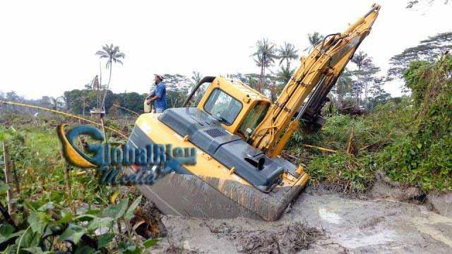 Padamkan Karlahut, Alat Berat untuk Gali Embung Air di Dumai Terbenam