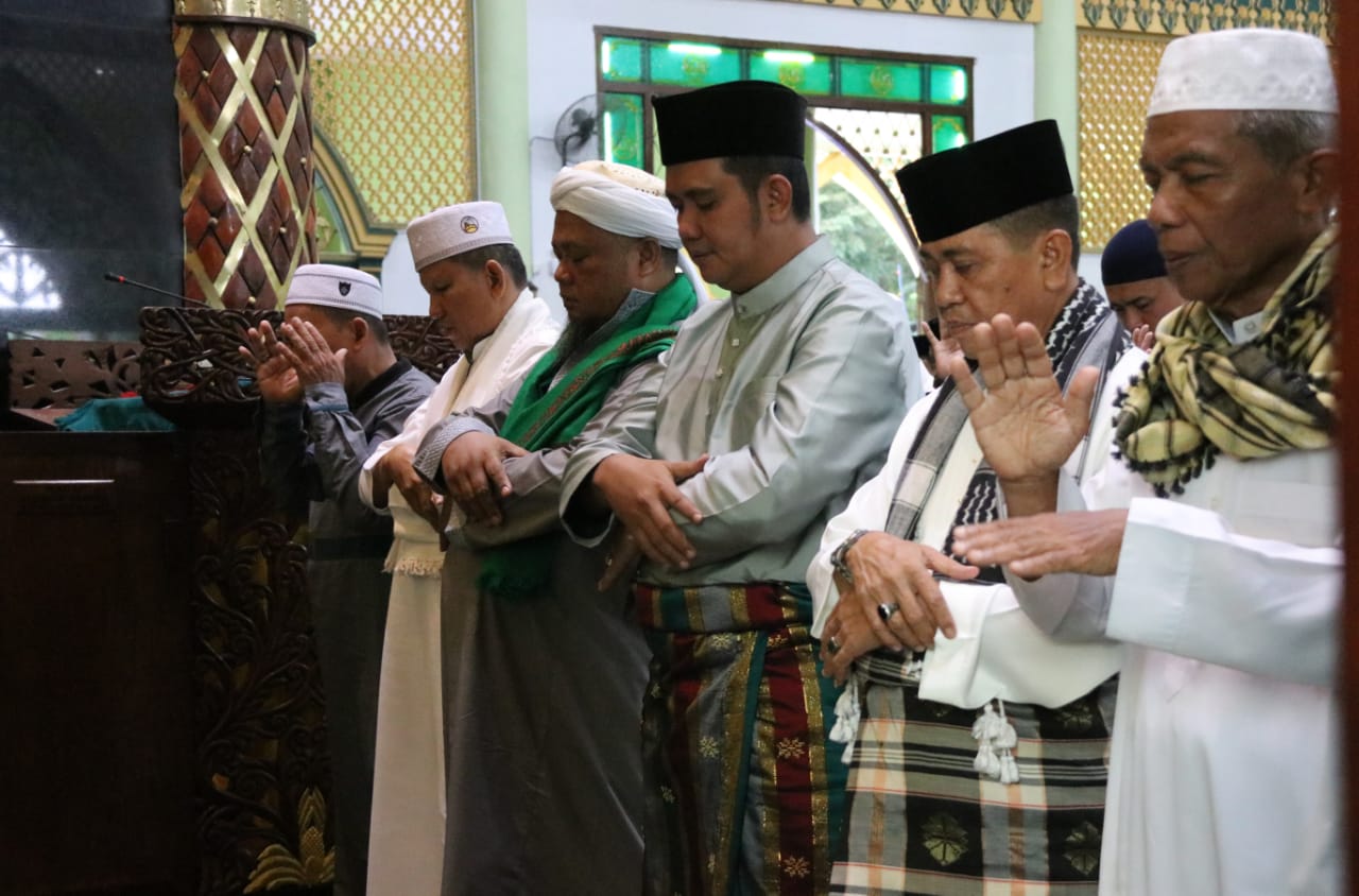 Bupati dan Wakil Bupati Bintan Sholat Idul Fitri 1440 H di Masjid Nurul Iman Kijang