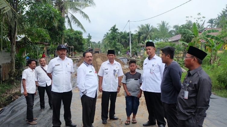 Sekda Inhil Tinjau Pembangunan Ruas Jalan Teluk Pinang-Gaung Sepanjang 5 Kilometer