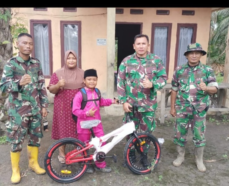 Mewakili Dandim 0320/Dumai, Danramil 03/SS Serahkan Sepeda Untuk Siswa SD di Sungai Sembilan