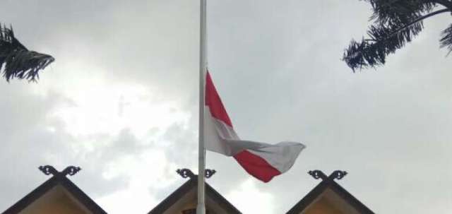 Ikut Berduka, Polda Riau Kibarkan Bendera Setengah Tiang