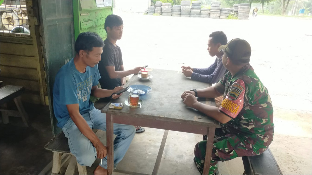 Babinsa Koramil 02 BK Imbau Warga Tidak Bakar Sampah di Jalur Pipa Minyak