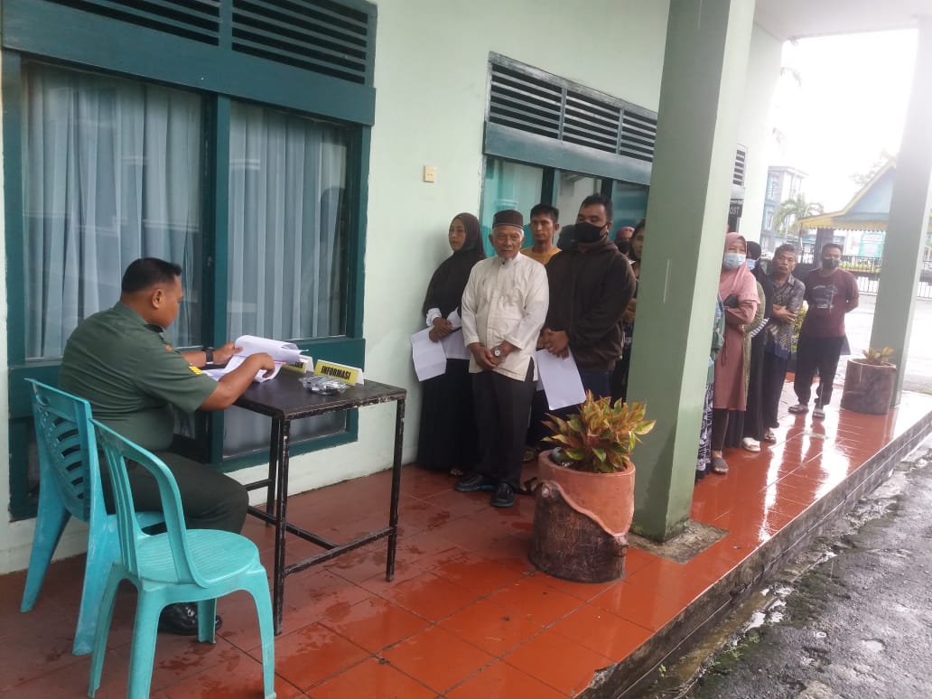 Pembagian BLT Minyak Goreng di Makodim Dumai di Tengah Guyuran Hujan