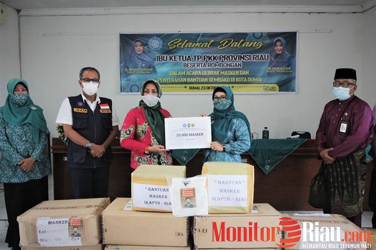 Ketua TP PKK Riau Serahkan 10 Ribu Masker Kain di Dumai