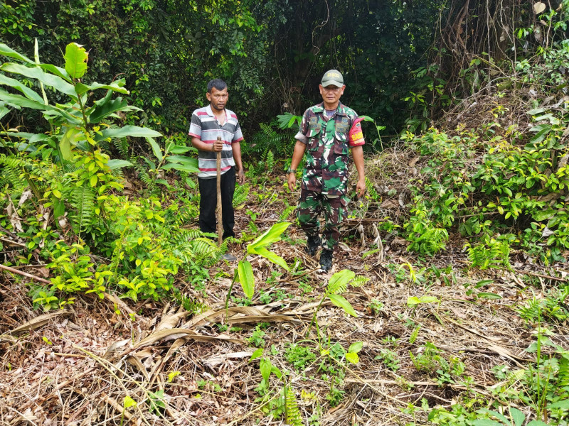 Patroli Karhutla Oleh Babinsa Koramil-01/Dumai di RT 03 Cegah Risiko Kebakaran