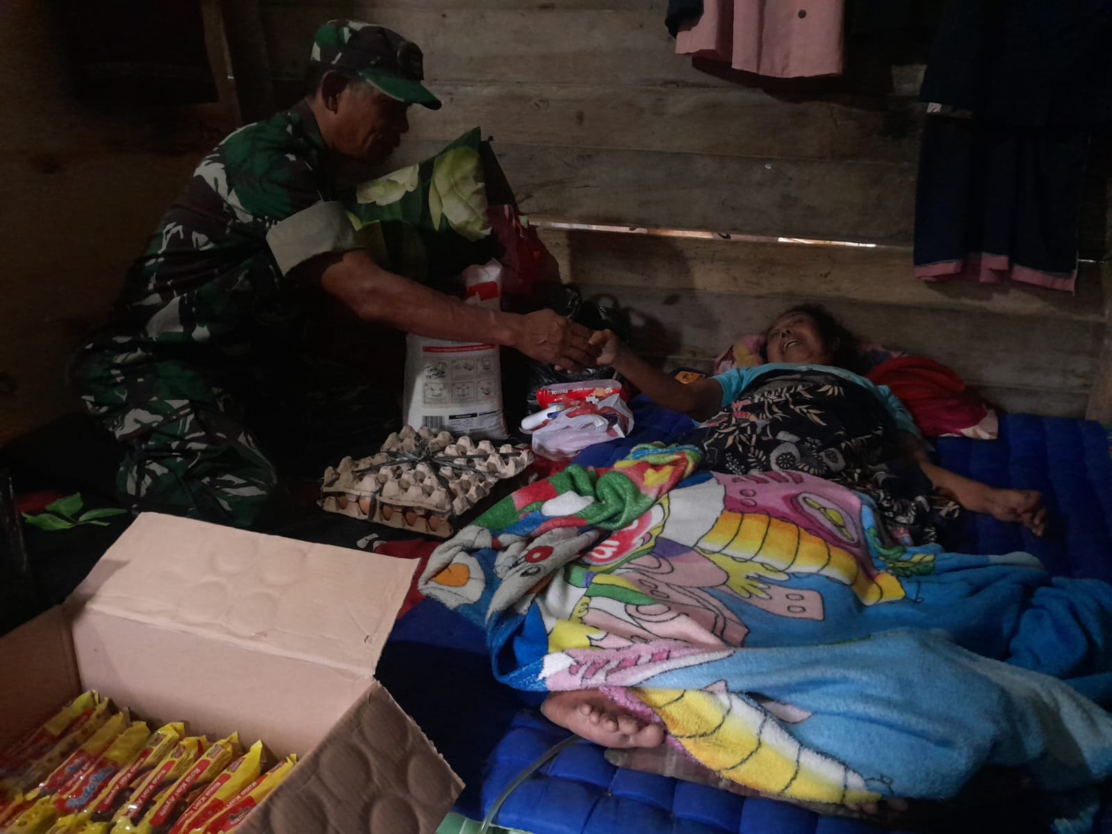 Babinsa PWK 04 Serahkan Bantuan Kepada Tukiyem