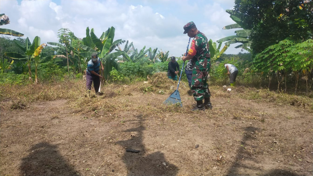 Sambut Bulan Bhakti Gotong Royong, Babinsa dan Masyarakat Bersihkan Halaman Kantor Lurah