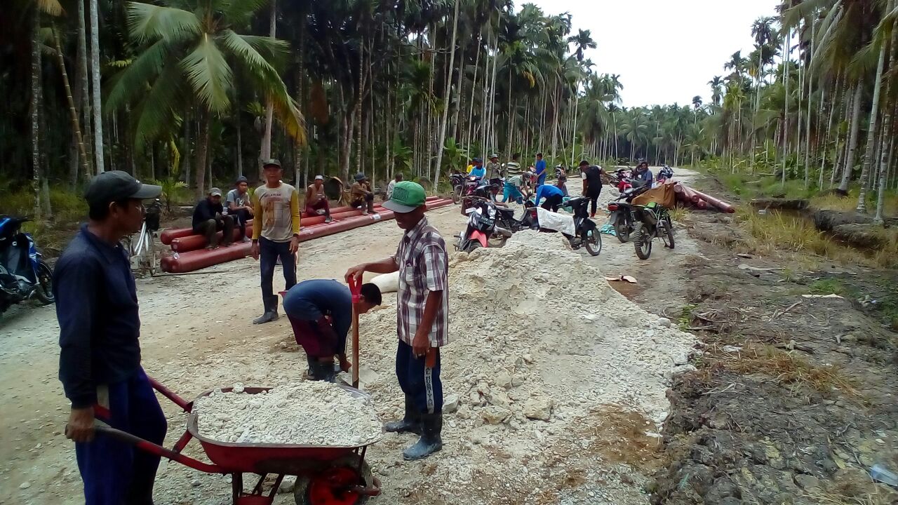 Rosman Sumbangkan 5 Tronton Pasir dan Batu untuk Pembangunan Badan Jalan Enok-Benteng