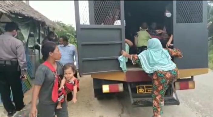 Truck Sabhara Angkut Warga Untuk Vaksin