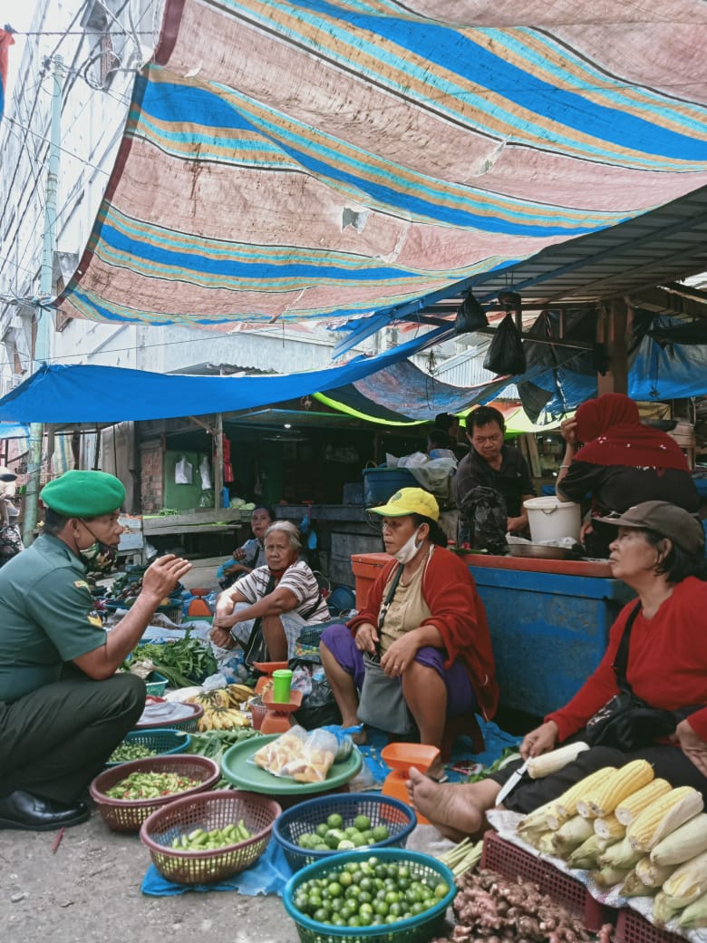 Sertu Heriyanto Laksanakan Komsos di Pasar Tradisional