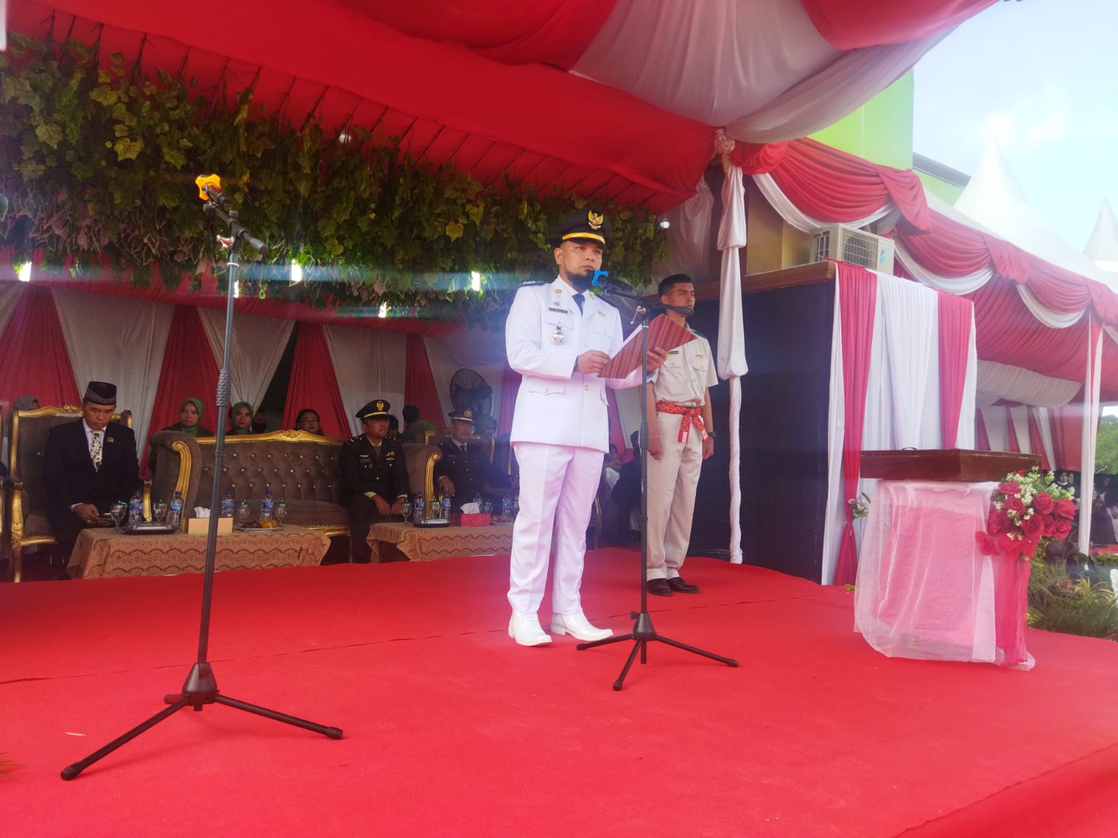 Upacara Kemerdekan RI Ke 77, Camat Bathin Solapan Ajak Masyarakat Bergandengan Tangan