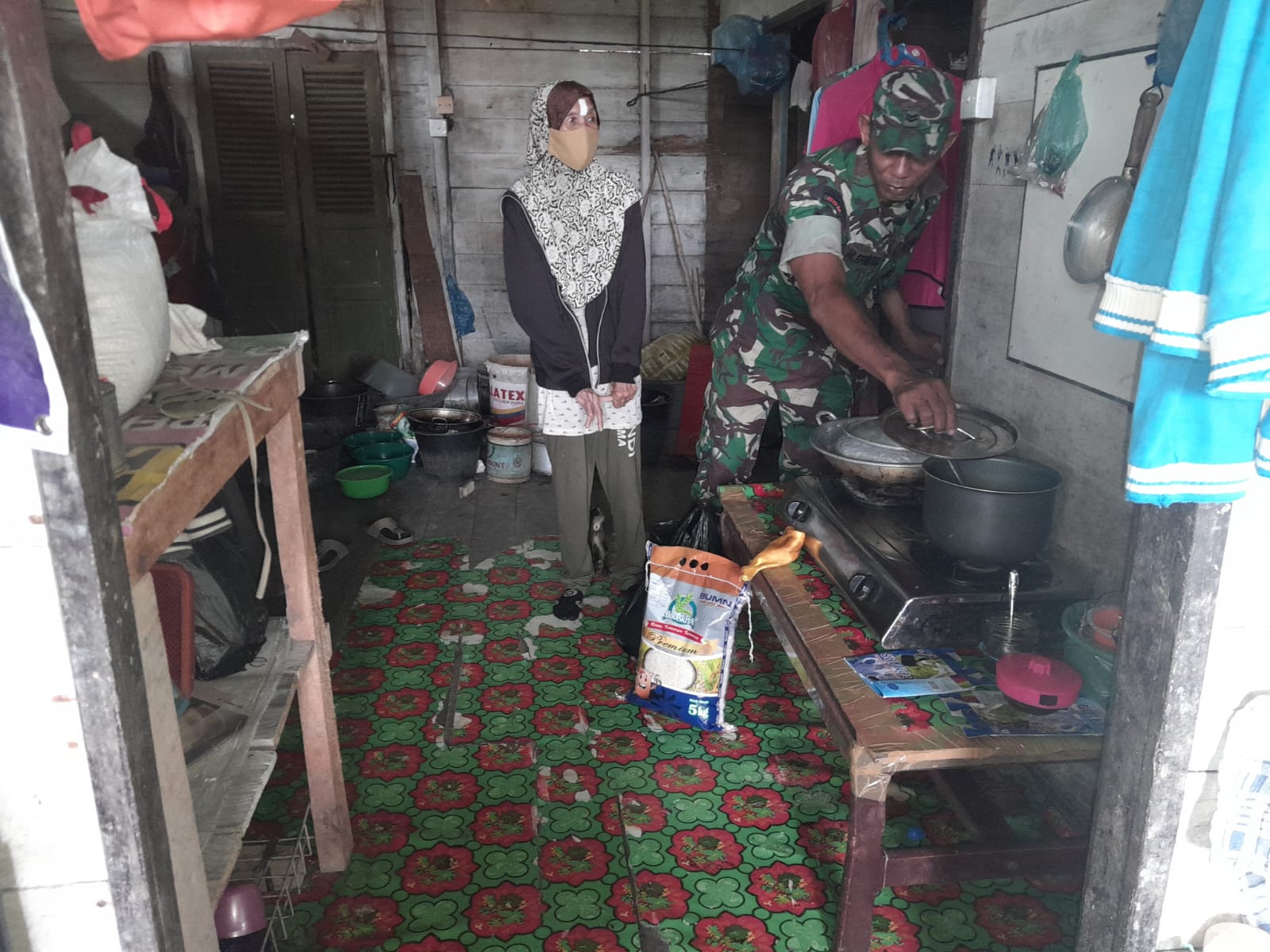 Babinsa PWK 04 Laksanakan Giat Babinsa Masuk Dapur