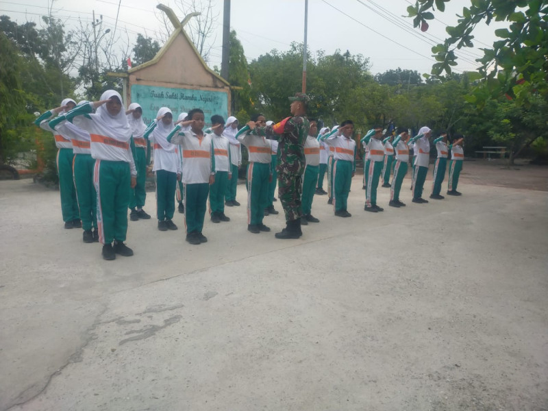 Babinsa Koramil-01/Dumai Latih Siswa SDN BINSUS Dalam Pelatihan PBB