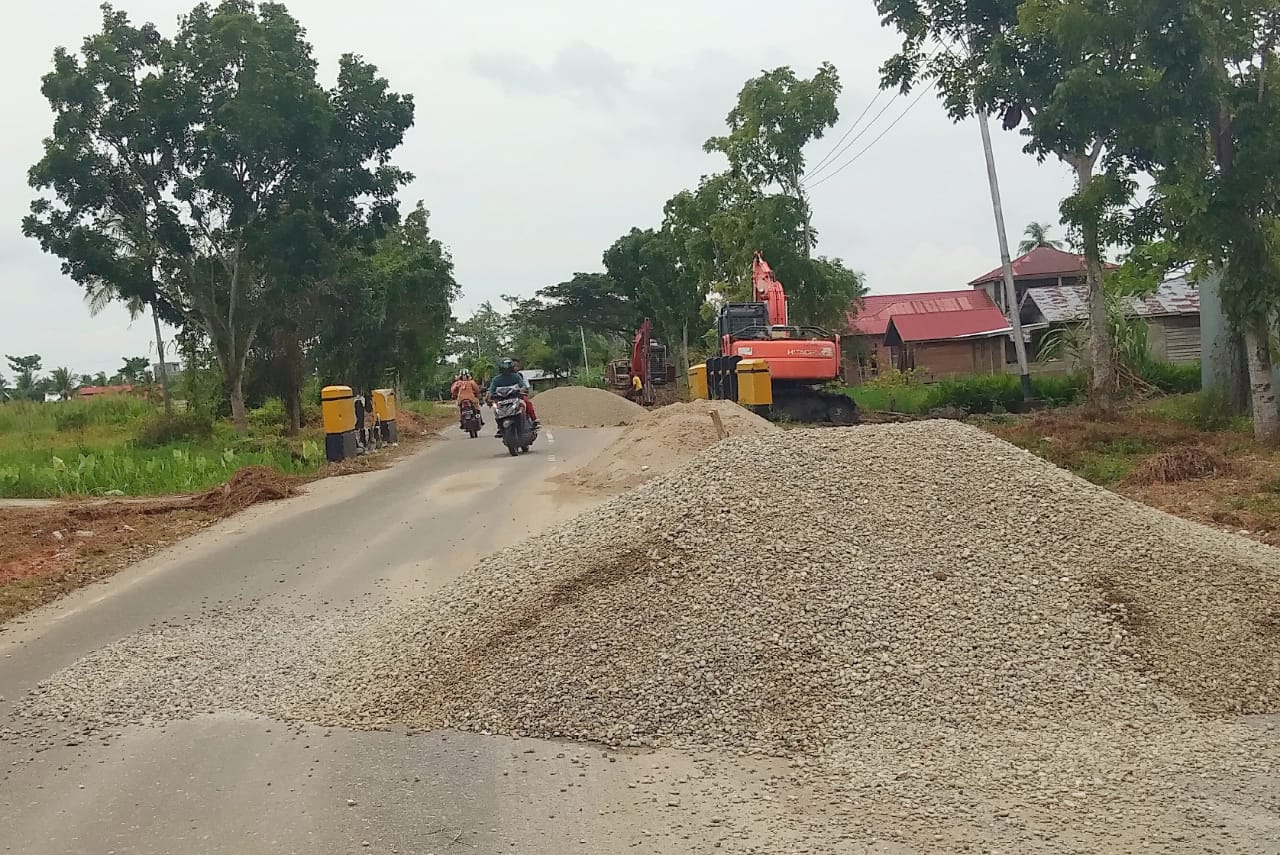 Tumpukan Material Kerikil Memakan Separuh Body Jalan Lintas Bagansiapiapi-Sinaboi Tampak Dibiarkan