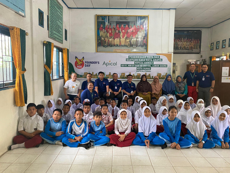 Rayakan RGE's Founder Day, Apical Dumai Gelar Bakti Sosial Bantu Sekolah di Sekitar Wilayah Operasional