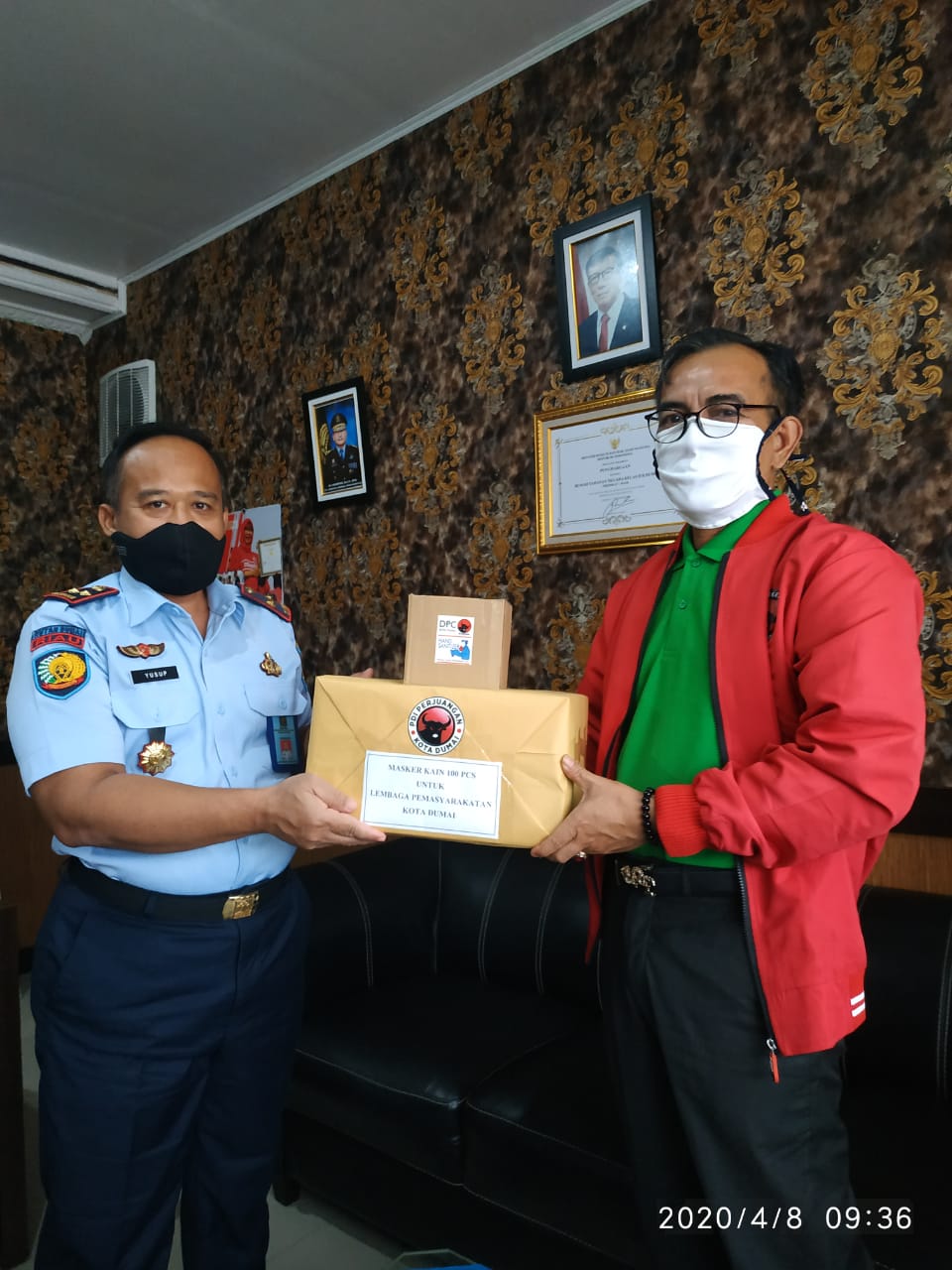 PDI-P Dumai Bagi Masker dan Hand Sanitizer Gratis Kepada Pegawai Satpol PP, Rutan serta Kantor Lurah