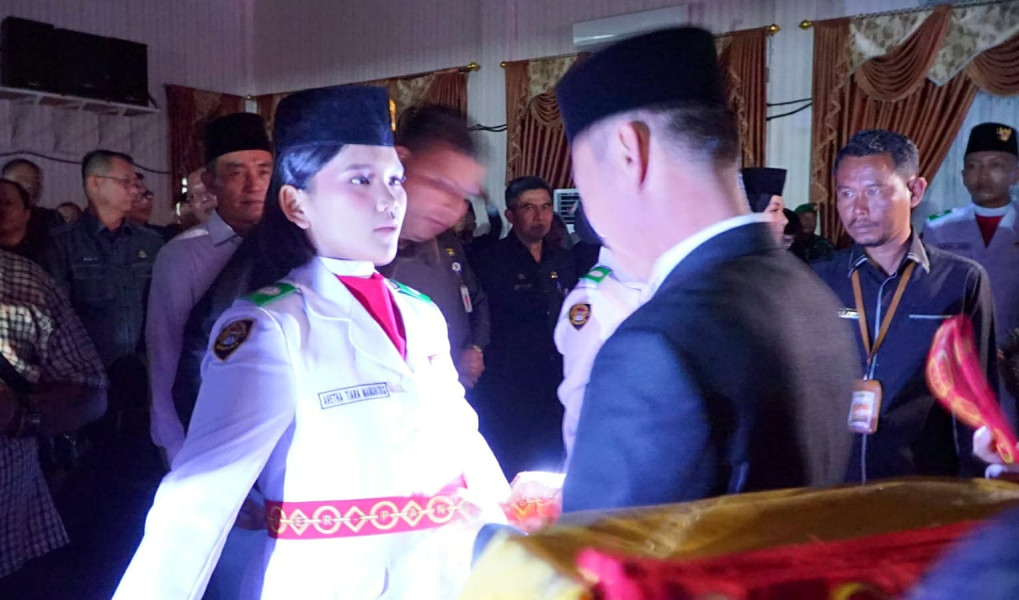 Bupati Rohil Afrizal Sintong Kukuhkan Pasukan Pengibaran Bendera Pusaka