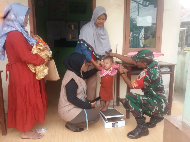Babinsa Dampingi Kegiatan Kesehatan di Posyandu