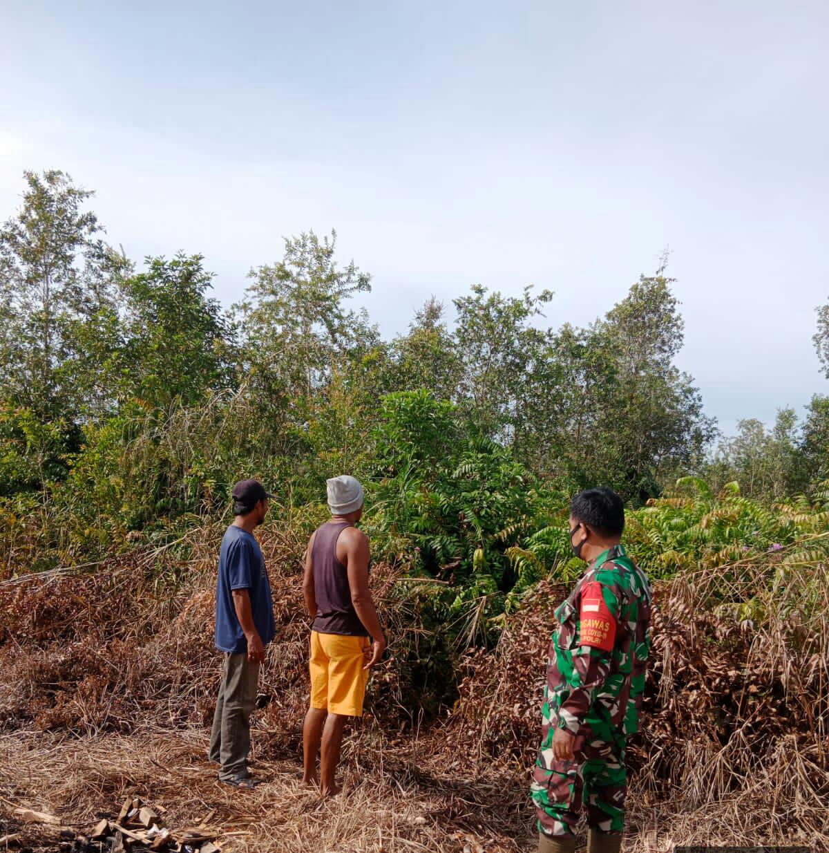 Sertu Mahyudin Menjelaskan ke Masyarakat Pentingnya Pencegahan Karhutla