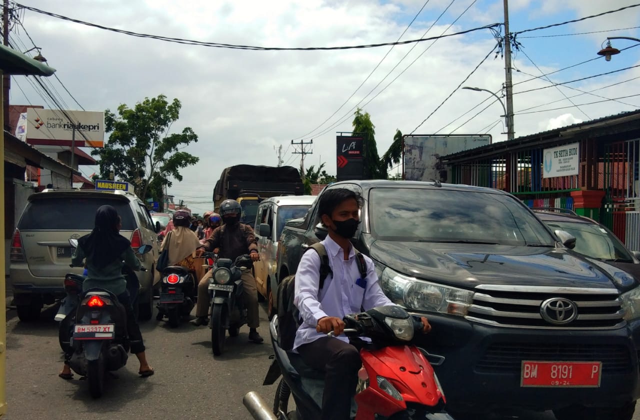 Sempat Macet di Jalan Pahlawan, Kasat Lantas Polres Rohil Turunkan Pasukan Urai Kemacetan