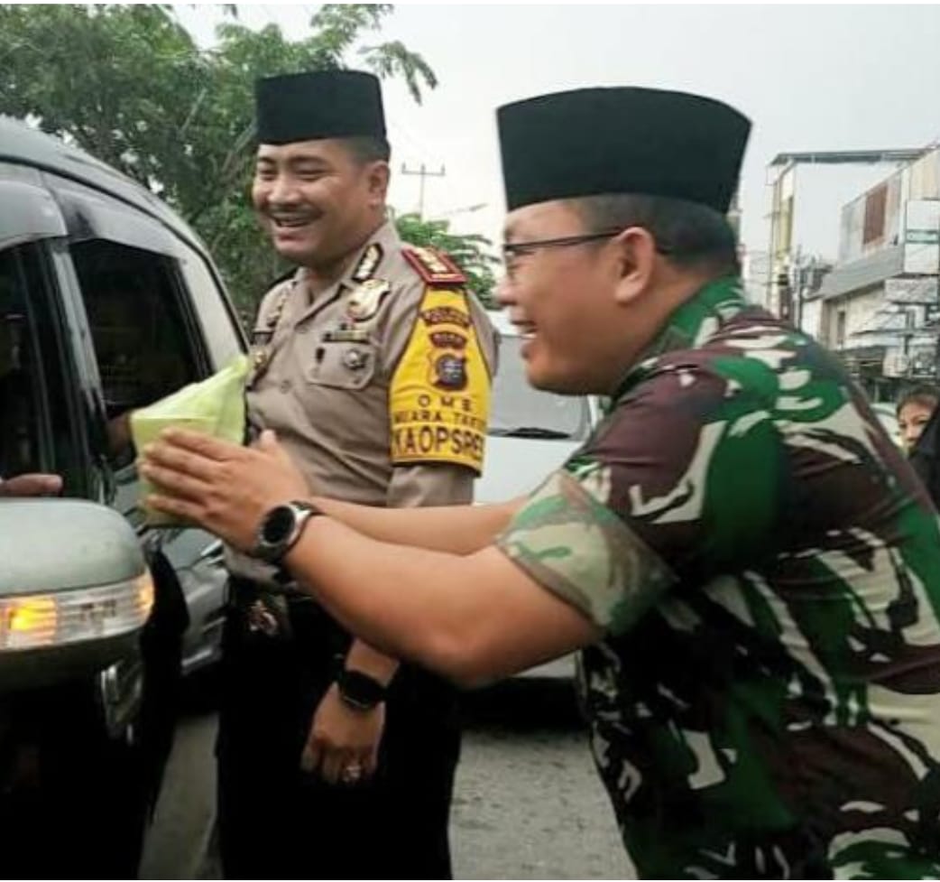 Dandim 0320/Dumai dan Kapolres Bagi-Bagi Takjil