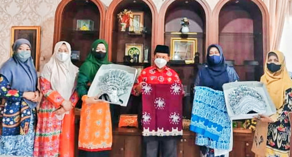 Dinas PMPTSP Bersama Dekranasda Pamerkan Produk Unggulan Batik dan Tenun Khas Daerah