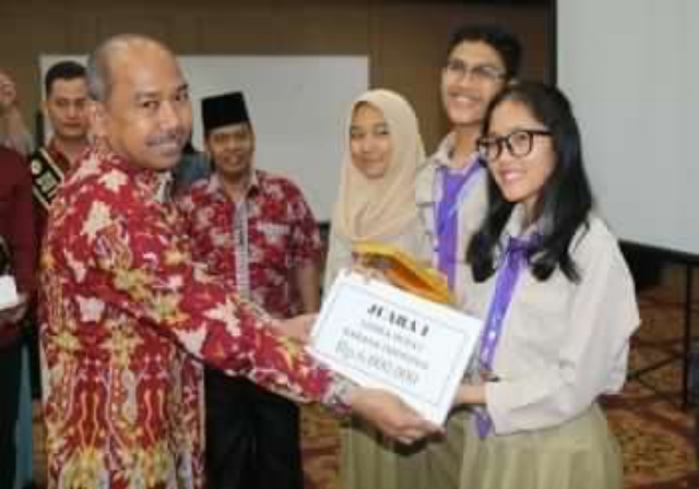 Mantap... SMA Plus Riau dan SMAN 1 Pekanbaru Dominasi Juara Debat Bahasa