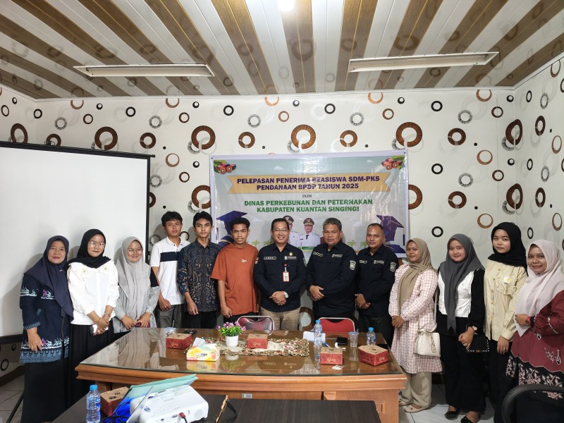 Disbunak Kuansing Lepas Penerima Beasiswa SDM PKS 2025