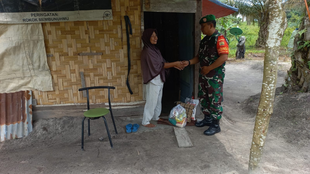 Serda Jum'at Desmanto Laksanakan Giat Babinsa Masuk Dapur