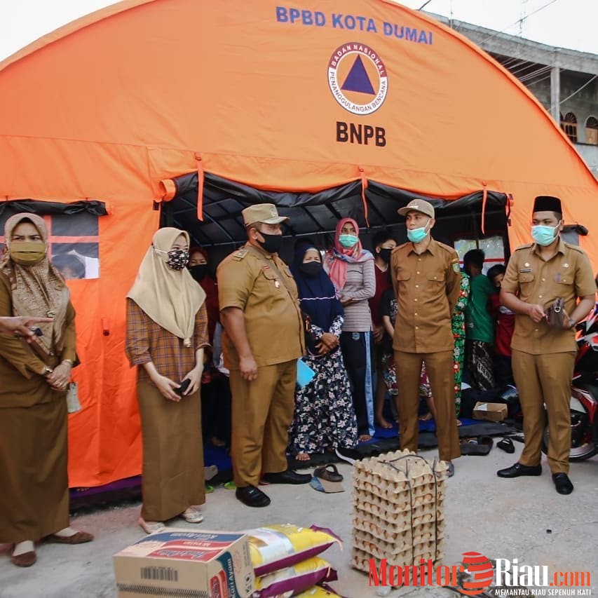Wako Dumai Salurkan Bantuan Untuk Korban Banjir di Kecamatan Dumai Kota