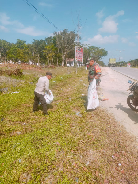 Ciptakan Lingkungan Bersih, Sertu Sareh dan Masyarakat Laksanakan Gotong Royong