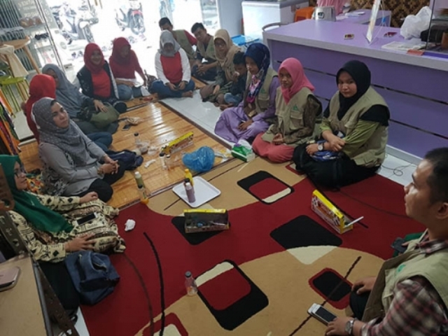 IWARA Dan Komunitas Relawan Muda Riau Bagikan Pakaian Serta Buku Anak