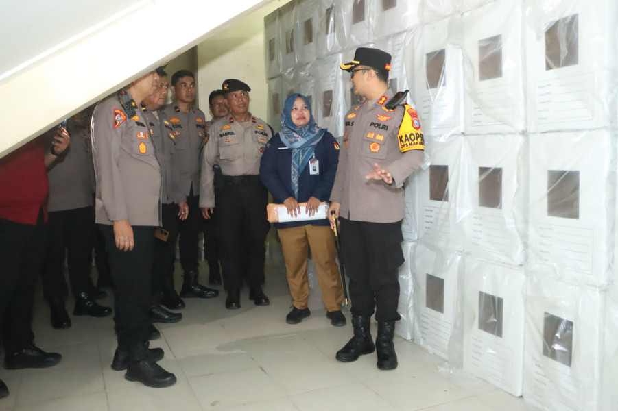 Kapolres Inhil Tinjau Langsung Logistik Pilkada 2024, Ditemukan 1 Box Tinta yang Rusak