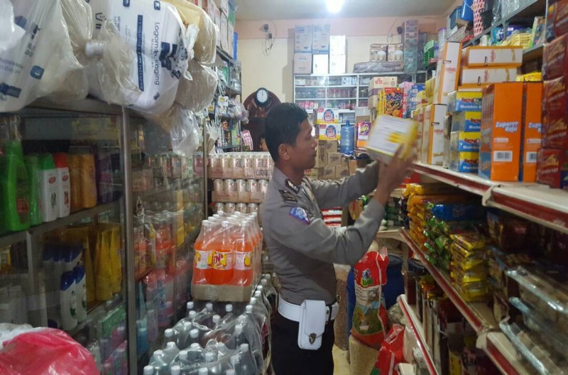 Polsek Bukit Batu melaksanakan giat razia dan pemeriksaan terhadap toko sembako di Sungai Pakning