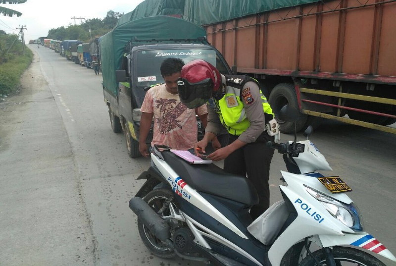 Bagi Penerobos Antrian akan ditilang Anggota Sat Lantas Polres Bengkalis