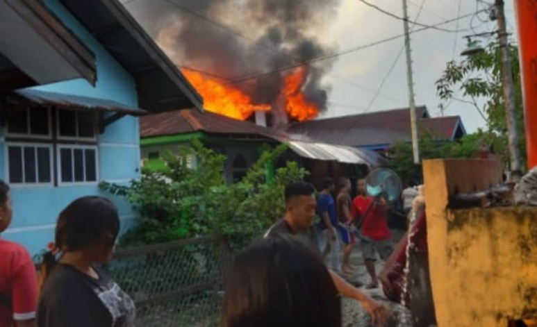 1 Unit Rumah di Jalan M Boya Tembilahan Ludes Dilalap Api