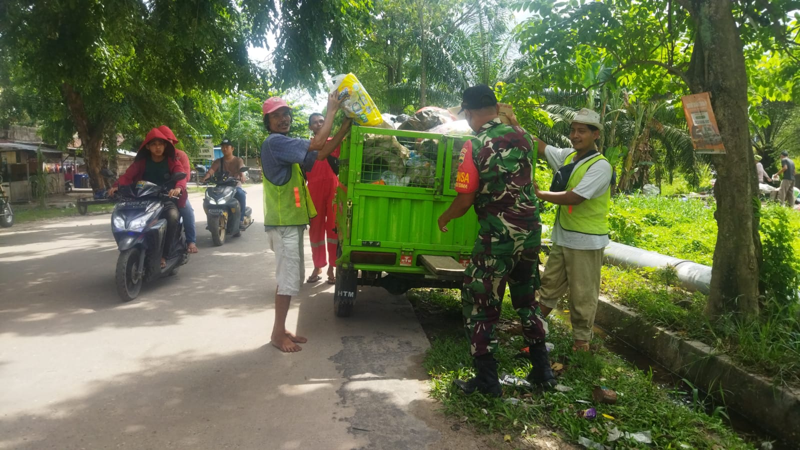 Sertu Abu Kasim Laksanakan Giat Gotong Royong di Jalan Meranti
