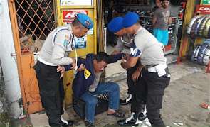 Waduh...!! Wakapolsek Teler Sambil Pamer Pistol
