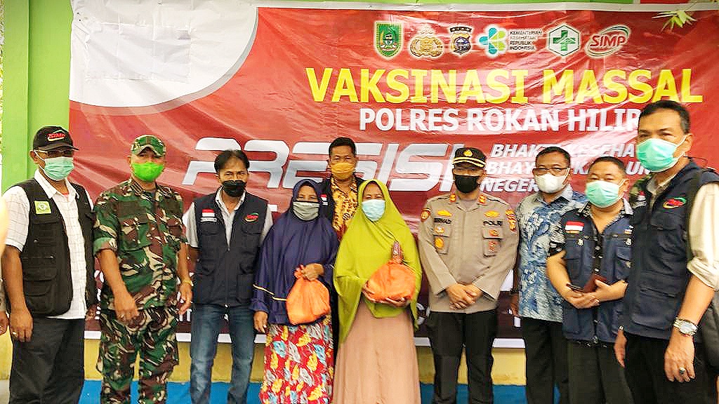 Diback-up Tim Dokkes Polda Riau dan Brimob Menggala Jountion Polres Rohil Laksanakan Vaksinasi Massa