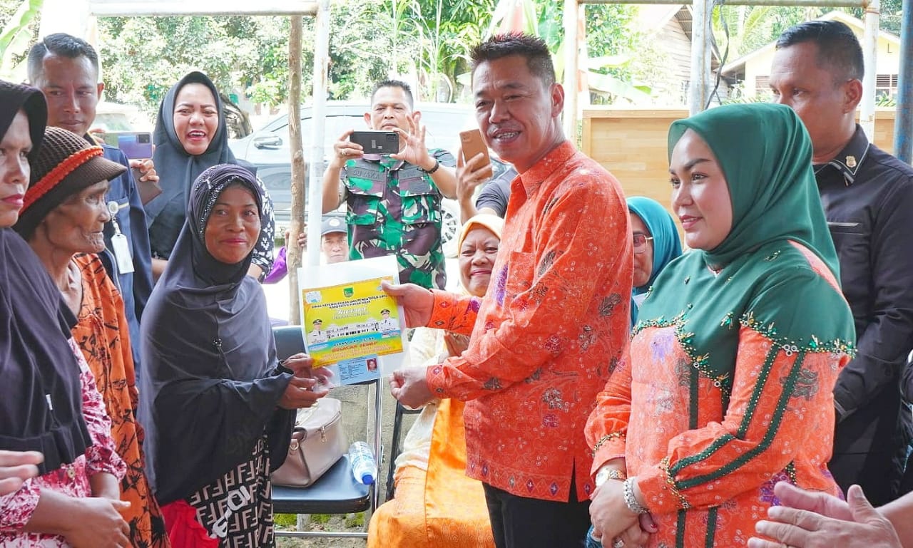 Bupati Rohil Tinjau Perekaman E-KTP Untuk Masyarakat Suku Bonai